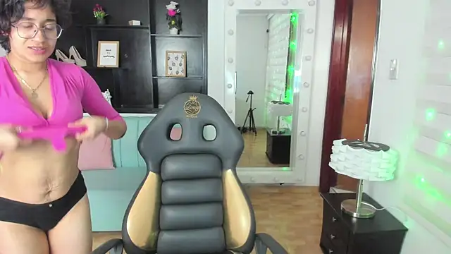 Lili Gomez  online show from 01/30/25, 04:55