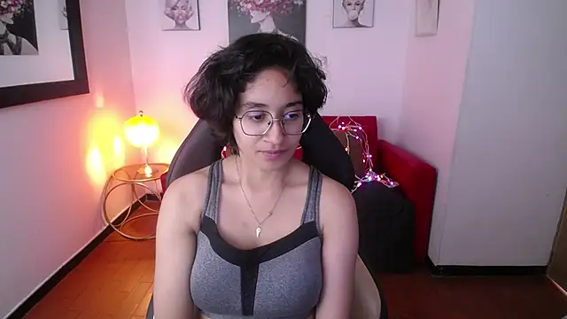 Lili Gomez  online show from 02/18/25, 04:48