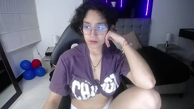 Lili Gomez  online show from 03/06/25, 01:46