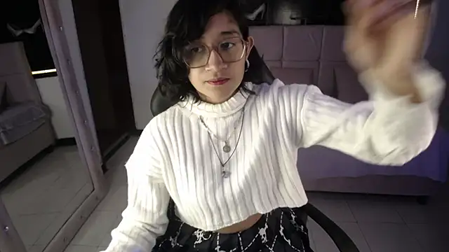 Lili Gomez  online show from 09/18/25, 02:19