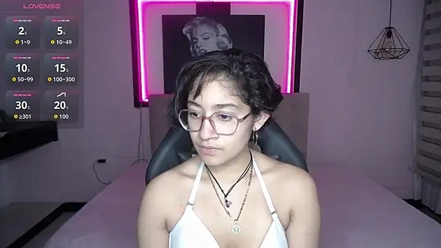 Lili Gomez  online show from 09/25/25, 12:42