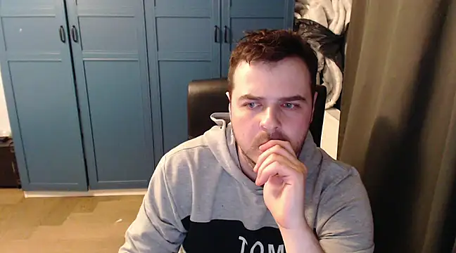 Snapshot of CuteMan33 chatting on 03/05/25, 08:42 CuteMan33 online show from 03/05/25, 08:42