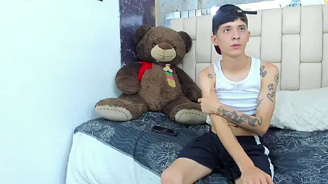 Snapshot of Bi_Latin_Boys1 chatting on 12/28/24, 11:52 Bi Latin Boys1 online show from 12/28/24, 11:52