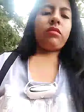 Snapshot of Danna-linyi chatting on 12/28/24, 01:06 Danna-linyi online show from 12/28/24, 01:06