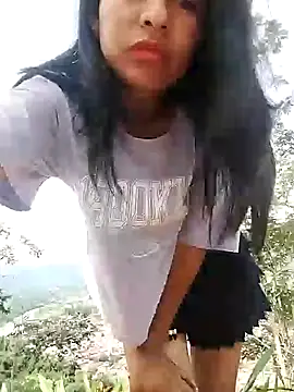 Snapshot of Danna-linyi chatting on 12/28/24, 04:09 Danna-linyi online show from 12/28/24, 04:09