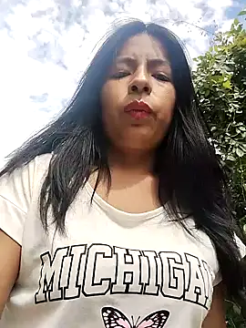 Snapshot of Danna-linyi chatting on 02/06/25, 02:37 Danna-linyi online show from 02/06/25, 02:37