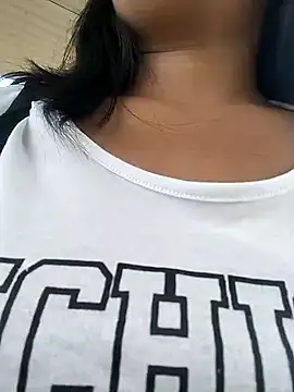 Snapshot of Danna-linyi chatting on 02/17/25, 06:48 Danna-linyi online show from 02/17/25, 06:48