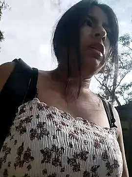 Snapshot of Danna-linyi chatting on 03/07/25, 09:06 Danna-linyi online show from 03/07/25, 09:06