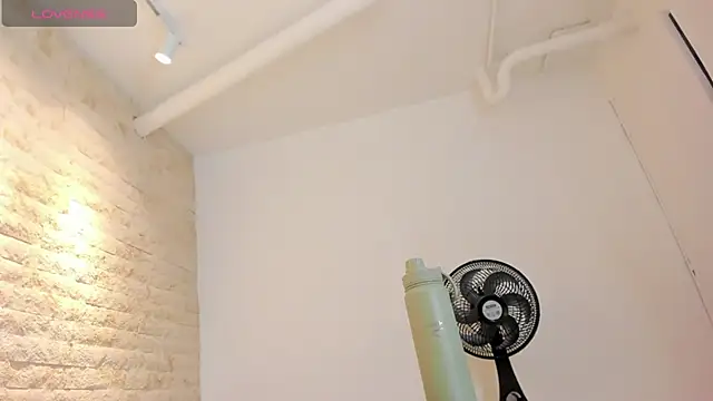 mia roldan  online show from 09/18/25, 12:29