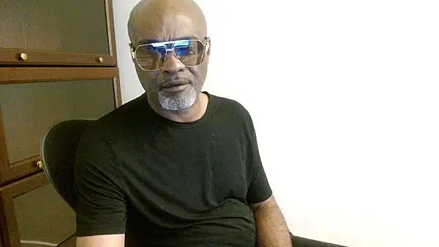 Snapshot of sinnernoir chatting on 04/18/26, 01:42 sinnernoir online show from 04/18/26, 01:42