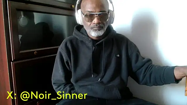 Snapshot of sinnernoir chatting on 05/04/26, 01:07 sinnernoir online show from 05/04/26, 01:07