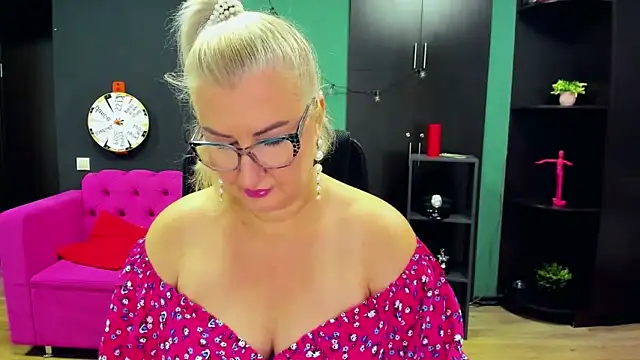 ChristyBrooks online show from 10/17/25, 09:12