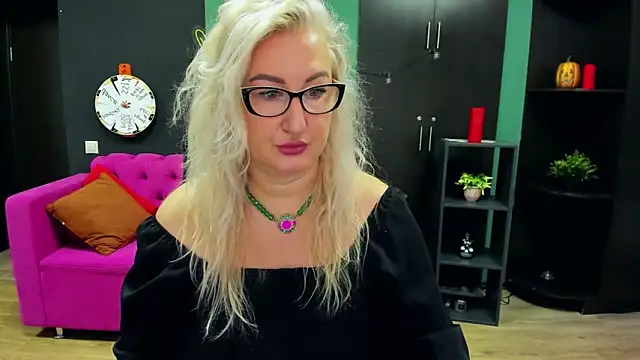 ChristyBrooks online show from 11/04/25, 07:18