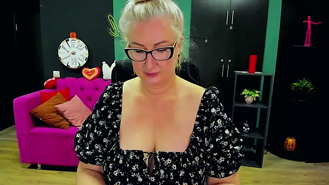 ChristyBrooks online show from 11/18/25, 06:51