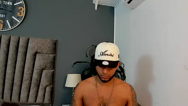 Snapshot of Robin_Rief chatting on 11/30/25, 03:43 Robin Rief online show from 11/30/25, 03:43