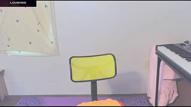Snapshot of _hellostormy_ chatting on 04/19/26, 08:11 hellostormy online show from 04/19/26, 08:11