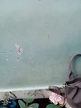 Snapshot of Haniya-143 chatting on 12/21/25, 11:12 Haniya-143 online show from 12/21/25, 11:12