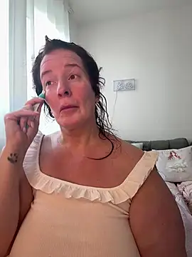 Snapshot of Engel_mia chatting on 07/27/26, 10:22 Engel mia online show from 07/27/26, 10:22