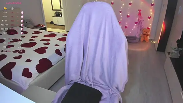 Snapshot of Amy_honey_angel chatting on 02/05/25, 11:55 Amy honey angel online show from 02/05/25, 11:55