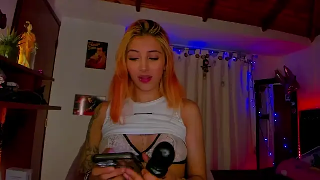 Snapshot of cuteweed420 chatting on 01/21/25, 06:33 cuteweed420 online show from 01/21/25, 06:33