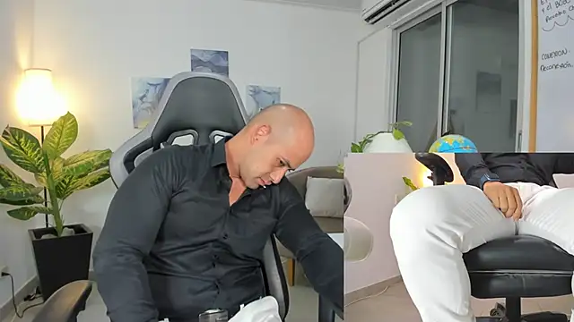 Snapshot of ryan_master_ chatting on 12/19/24, 10:13 ryan master online show from 12/19/24, 10:13