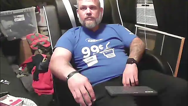 Snapshot of TwoFarty240 chatting on 10/17/25, 04:37 TwoFarty240 online show from 10/17/25, 04:37