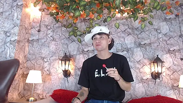 Snapshot of Samuel_Hilton chatting on 12/13/24, 04:11 Samuel Hilton online show from 12/13/24, 04:11