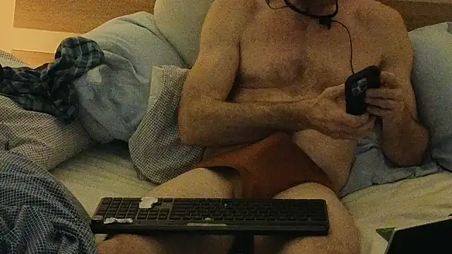 Snapshot of Twowellshapedheads chatting on 03/31/26, 10:43 Twowellshapedheads online show from 03/31/26, 10:43