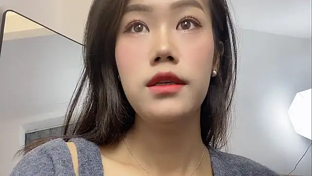 Snapshot of Bella-LL chatting on 03/05/25, 07:38 Bella-LL online show from 03/05/25, 07:38