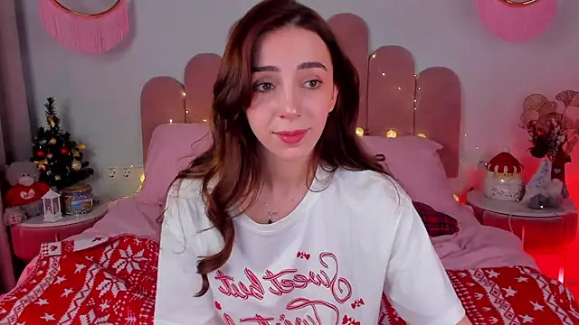 Snapshot of ElsaYoung chatting on 12/25/24, 10:59 ElsaYoung online show from 12/25/24, 10:59