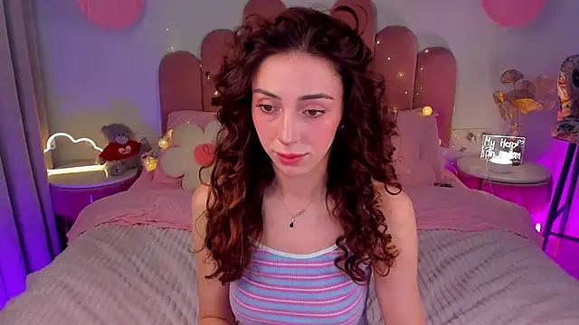 Snapshot of ElsaYoung chatting on 02/01/25, 08:26 ElsaYoung online show from 02/01/25, 08:26