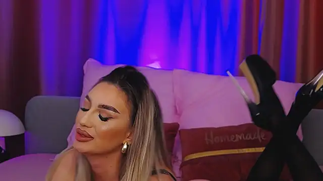 Snapshot of FelyJolie chatting on 03/04/25, 11:29 FelyJolie online show from 03/04/25, 11:29