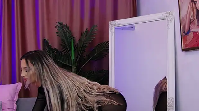 Snapshot of FelyJolie chatting on 03/18/25, 03:53 FelyJolie online show from 03/18/25, 03:53