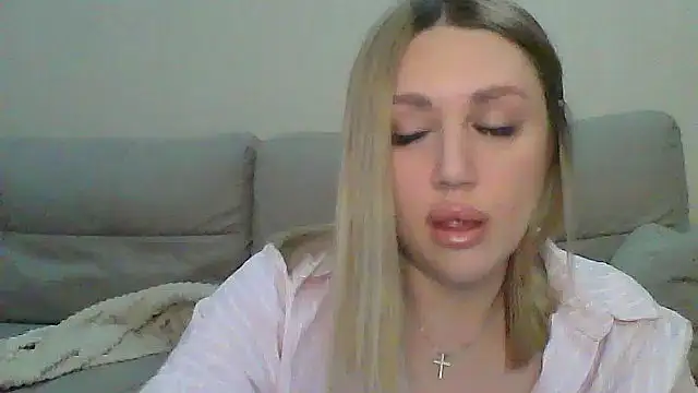 Snapshot of VickyLove047 chatting on 09/15/25, 05:51 VickyLove047 online show from 09/15/25, 05:51