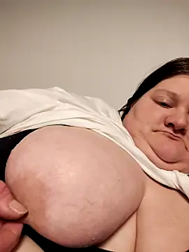 Snapshot of chrissybear84 chatting on 02/19/25, 06:00 chrissybear84 online show from 02/19/25, 06:00