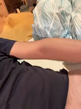 Snapshot of Fuss04 chatting on 12/24/24, 01:16 Fuss04 online show from 12/24/24, 01:16