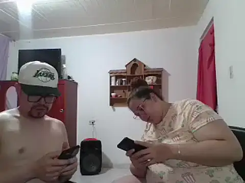 Snapshot of pecadodulce123 chatting on 02/13/25, 04:43 pecadodulce123 online show from 02/13/25, 04:43