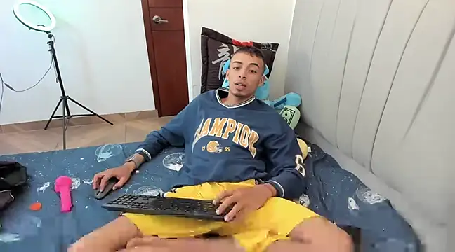 Snapshot of twink_latino5 chatting on 12/23/24, 04:33 twink latino5 online show from 12/23/24, 04:33