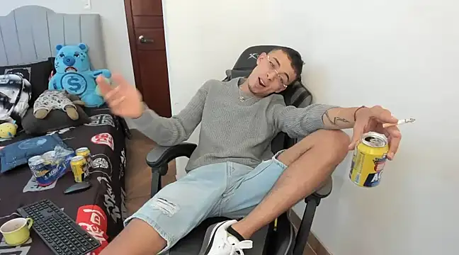 Snapshot of twink_latino5 chatting on 12/25/24, 04:22 twink latino5 online show from 12/25/24, 04:22