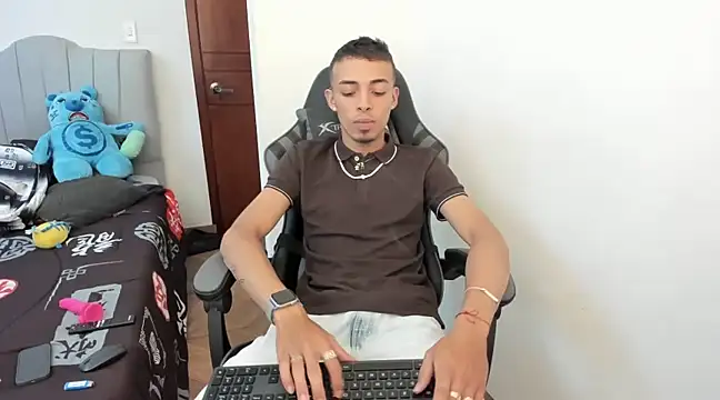 Snapshot of twink_latino5 chatting on 12/25/24, 09:54 twink latino5 online show from 12/25/24, 09:54