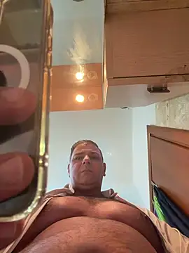 Snapshot of SecretlyDD chatting on 12/21/25, 01:40 SecretlyDD online show from 12/21/25, 01:40