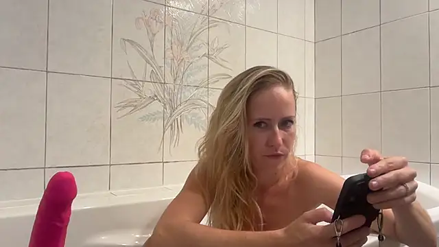 Snapshot of Emmy_frenchie chatting on 09/21/25, 06:53 Emmy frenchie online show from 09/21/25, 06:53