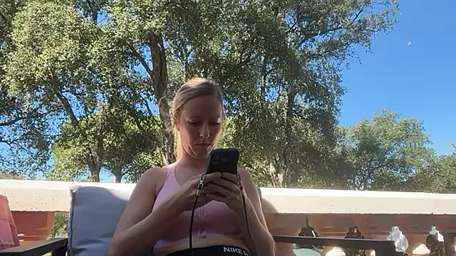 Snapshot of Emmy_frenchie chatting on 09/23/25, 10:29 Emmy frenchie online show from 09/23/25, 10:29