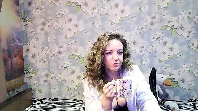 KattyLuuu online show from 10/18/25, 08:53