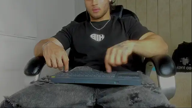 Snapshot of jeicob_gagnon chatting on 01/13/26, 09:31 jeicob gagnon online show from 01/13/26, 09:31