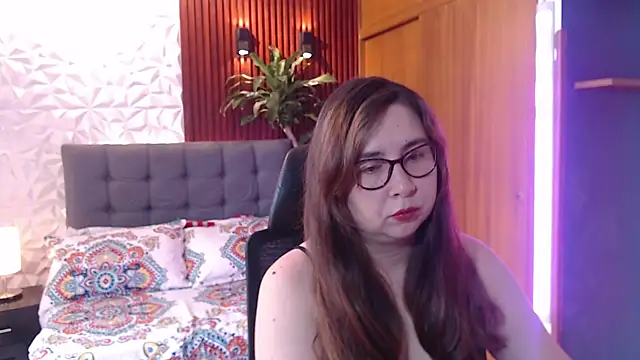 Snapshot of chloe_prg chatting on 02/17/25, 03:53 chloe prg online show from 02/17/25, 03:53