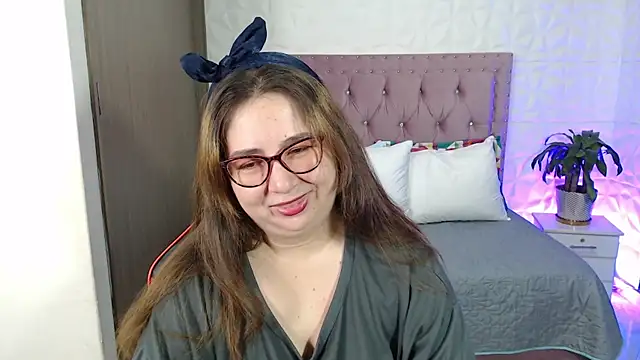 Snapshot of chloe_prg chatting on 02/22/25, 12:51 chloe prg online show from 02/22/25, 12:51