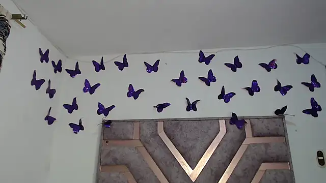 Snapshot of Anny_Fox- chatting on 12/23/25, 04:10 Anny Fox- online show from 12/23/25, 04:10