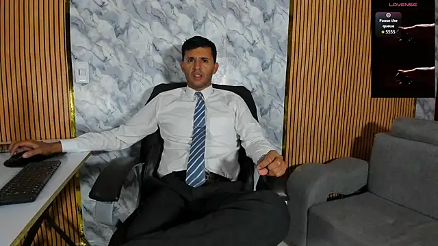 Snapshot of Hideintheoffice chatting on 09/11/25, 02:44 Hideintheoffice online show from 09/11/25, 02:44