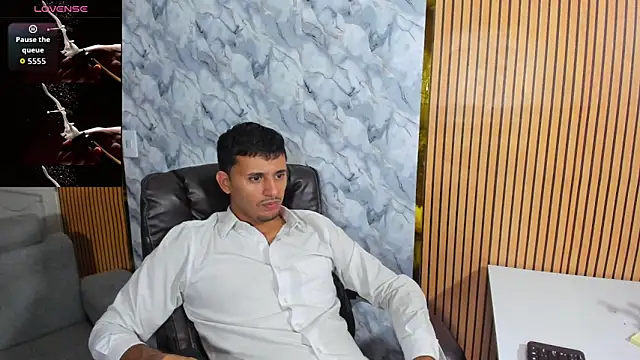 Snapshot of Hideintheoffice chatting on 11/06/25, 03:40 Hideintheoffice online show from 11/06/25, 03:40